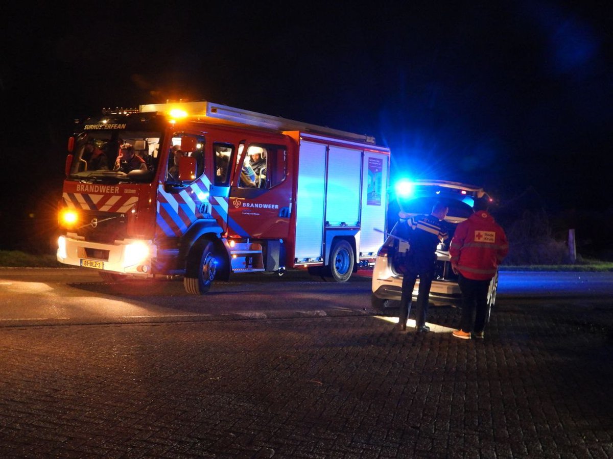 Automobilist gewond na botsing met veekar op N358 Surhuisterveen