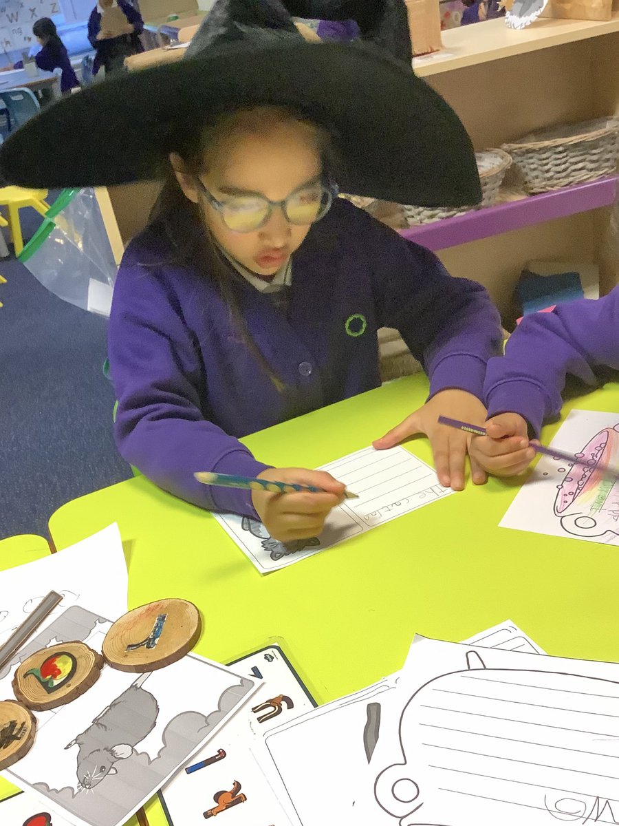 olive_bolton's tweet photo. EYFS have been #inspired by their story of the week, Hansel and Gretel #WeAreStar #EYFS #StoryHooks #Ambition #Creativity #Teamwork #ContinuousProvision #LoveBooks #LoveReading https://t.co/9DuGRv875L