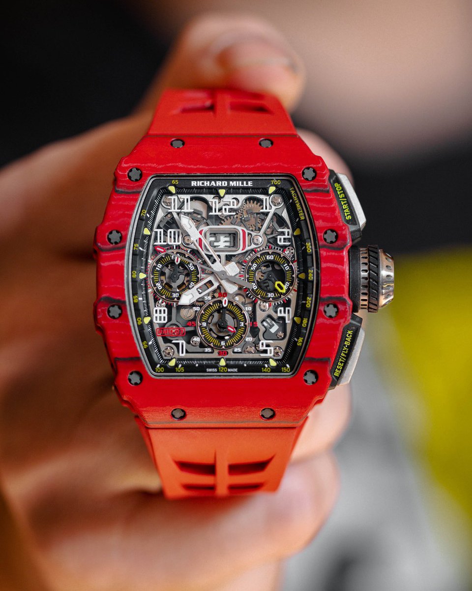 تخيل إن الساعة اللي قدامك الآن “الأصلية” معروضة بألف ريال.

(ابحث عن قيمتها الحقيقية عشان تستوعب الفكرة).

أول ما شفت الرقم “1000” حسّيت بصدمة، صح؟

كأنك تقول: “ياخي مستحيل! فيه خطأ، أو صاحب المحل ما يفهم، أو تقليد ، أو هذي فرصة ما تتفوت”.

هذا الشعور اللي جاك بدون ما تفكر، هذا