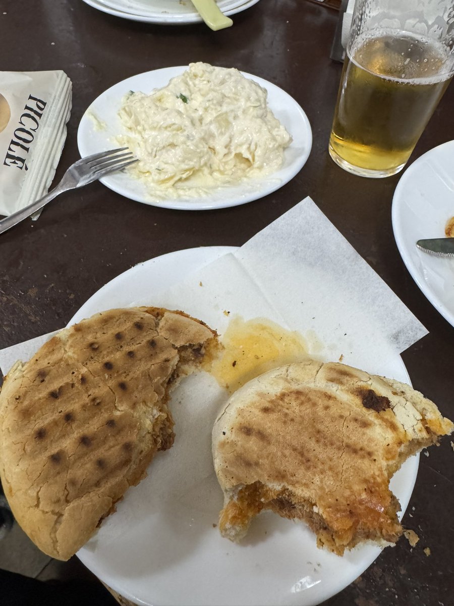 Las columnas son parada obligatoria al volver a casa.

La mejor pringa’ del mundo 🤤