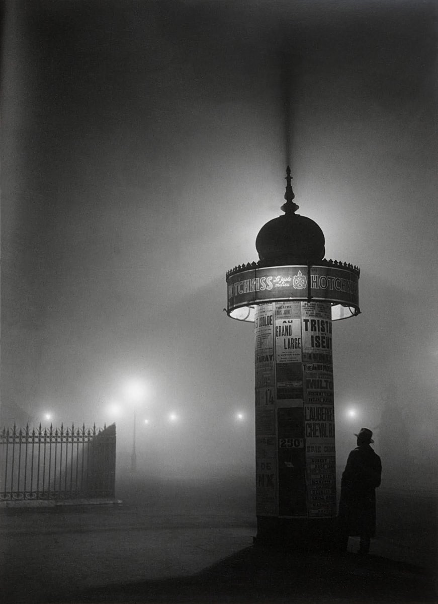 #NotturniDiCittà
#VentagliDiParole 

"Non innamorarti della notte così follemente da non riuscire più a trovare la strada." 

___Anne Rice

📸 Brassaï
