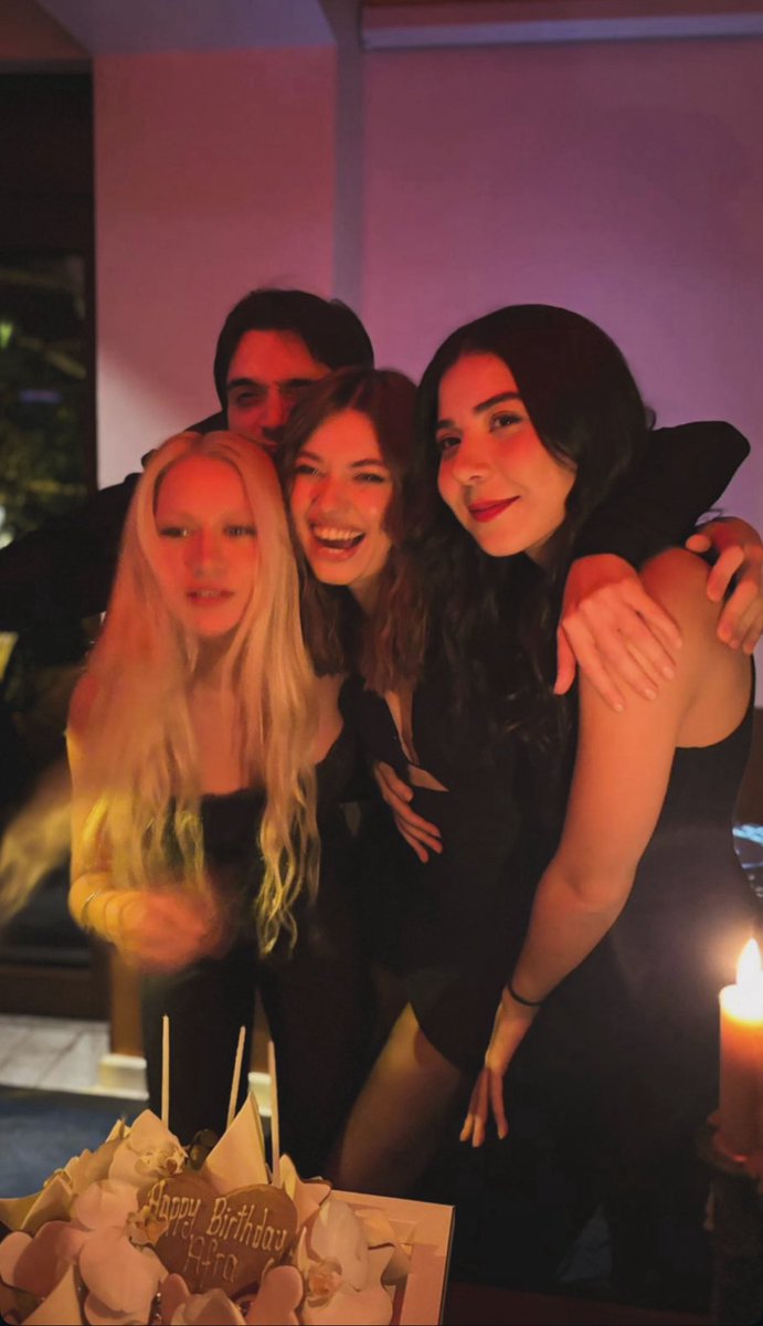 bigeeben's tweet photo. “I’ll be there for you” temalı✌🏻🎉🍾🪩 https://t.co/xO3qmiPBL0