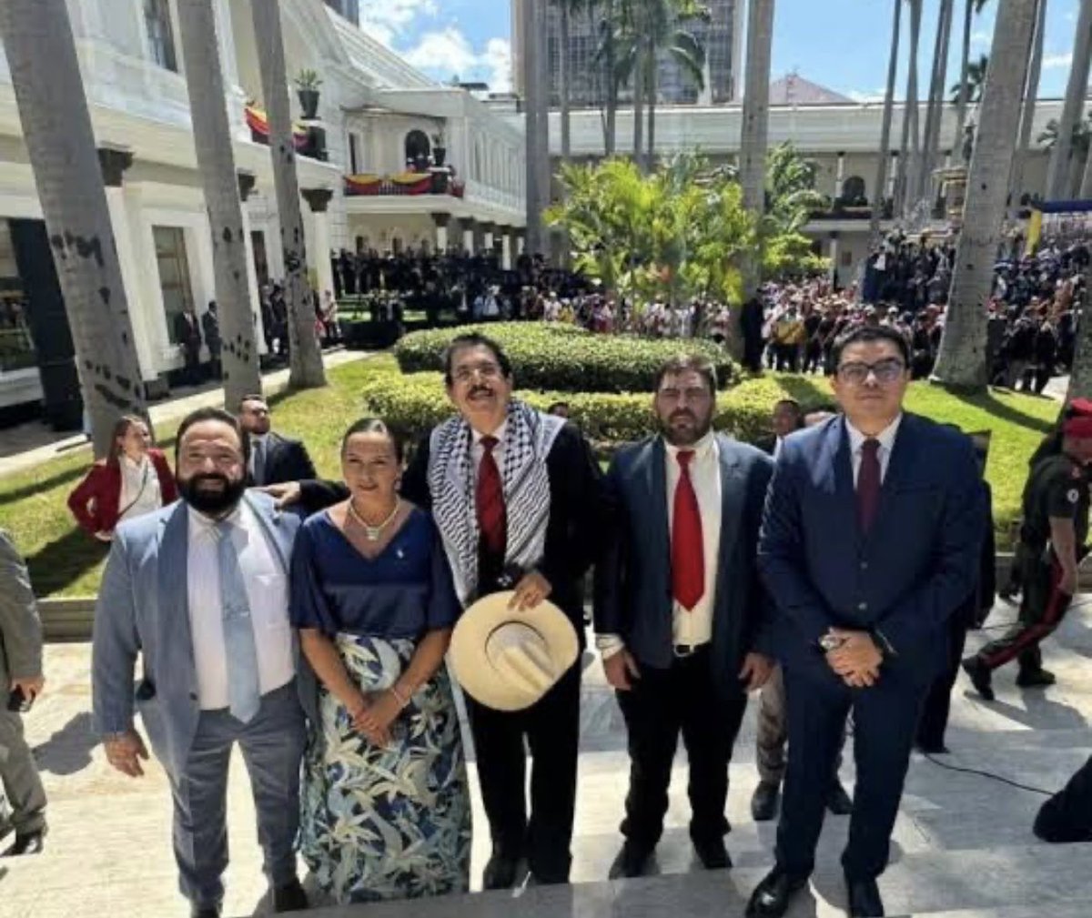 🤣😂🤣😂 este perro fiel del Cartel de los Soles ahora quiere salir con aires de superioridad moral. 
Dejo de ser una garganta asalariada del chavismo, luego a ser un remedo de vicecanciller. 
Ahhh parásito estatal!!!!