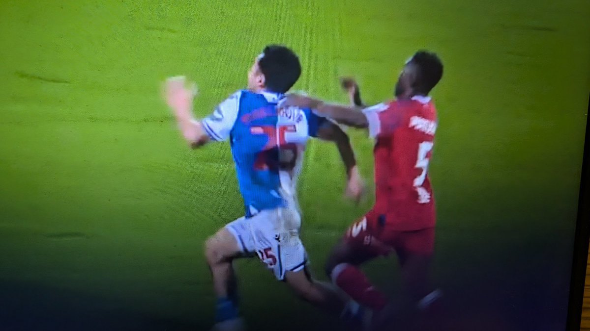 Ipswich who were down to ten in the previous game, really SHOULD be down to ten again. 🟥

Jay DaSilva sent off at Luton for the same coming together.  

Ipswich just get a yellow! 🤔 

#ROVvIPS