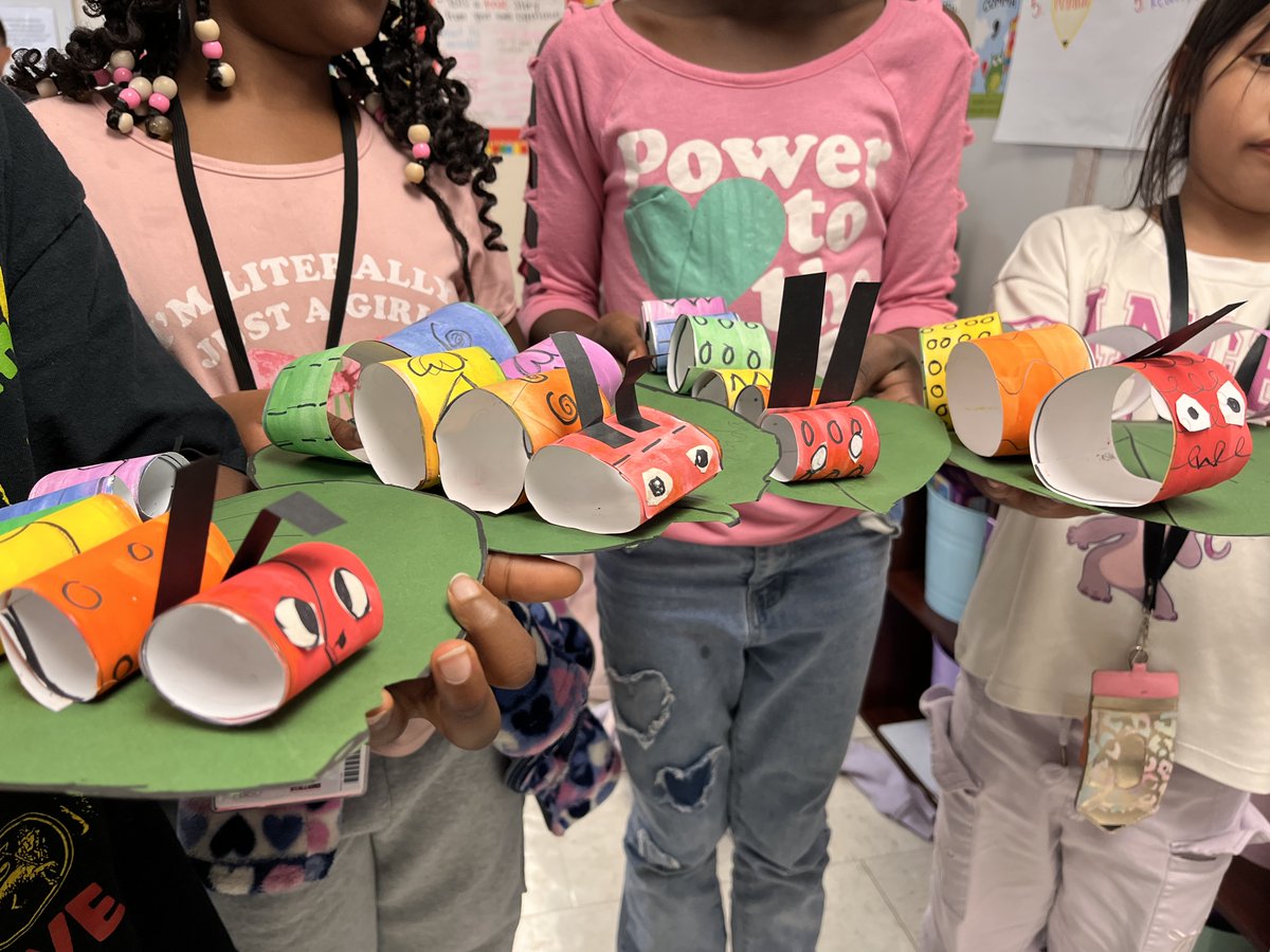 Juan_Seguin_Art's tweet photo. The @JSES_Stallions finished their color unit. Everyone was so excited to show their unique color wheels 🎨 #ShineStallionsShine @Fahmikhan #studentart #youthart https://t.co/Mu7Uqte2M7