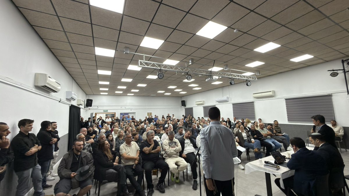 שליש מתושבי קרית שמונה טרם חזרו לבתיהם!

סיימתי כעת כנס תושבים בקרית שמונה יחד עם חברי ראש העיר אביחי שטרן, מנכ״ל משרדי וצוות לשכתי, שם הקשבנו לזעקת התושבים הרבים שהגיעו.
שיקום הגליל בכלל וקרית שמונה בפרט, היא חובה ציונית, לאומית ובטחונית מהמעלה הראשונה, ואני אאבק למען תושבי העיר