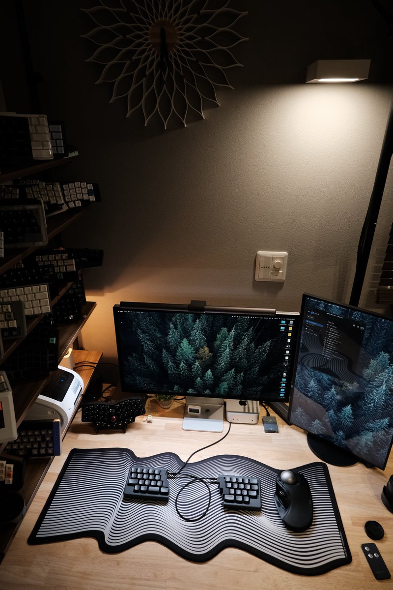 Hottyhottea's tweet photo. Keyboard: #Maglit40
Switch:Kailh DeepDea Islet
Keycap:Cannonkeys x Keyreative BoB
Wristrest: おやすみ
左右分割ロウスタでスタート。
キーボードが小さいからHUGE PLUSがやたら大きく見えます。
30%に変更すべく中央のパーツは3DPで作成したものですが、たぶんこれが初のモデリング作品です。
早く使いこなしたいなぁ(P2Sはまだ開けていない)
今日の新潟は残念ながら初の雪予報です。
冬タイヤに交換した私は勝ち組✌️
そして、夏冬両方のタイヤを持っているの、雪国の人くらいなんですってね。
ほんと保管場所に困るし、なんなら交換に電動工具が欲しい。
#本日のセットアップ
