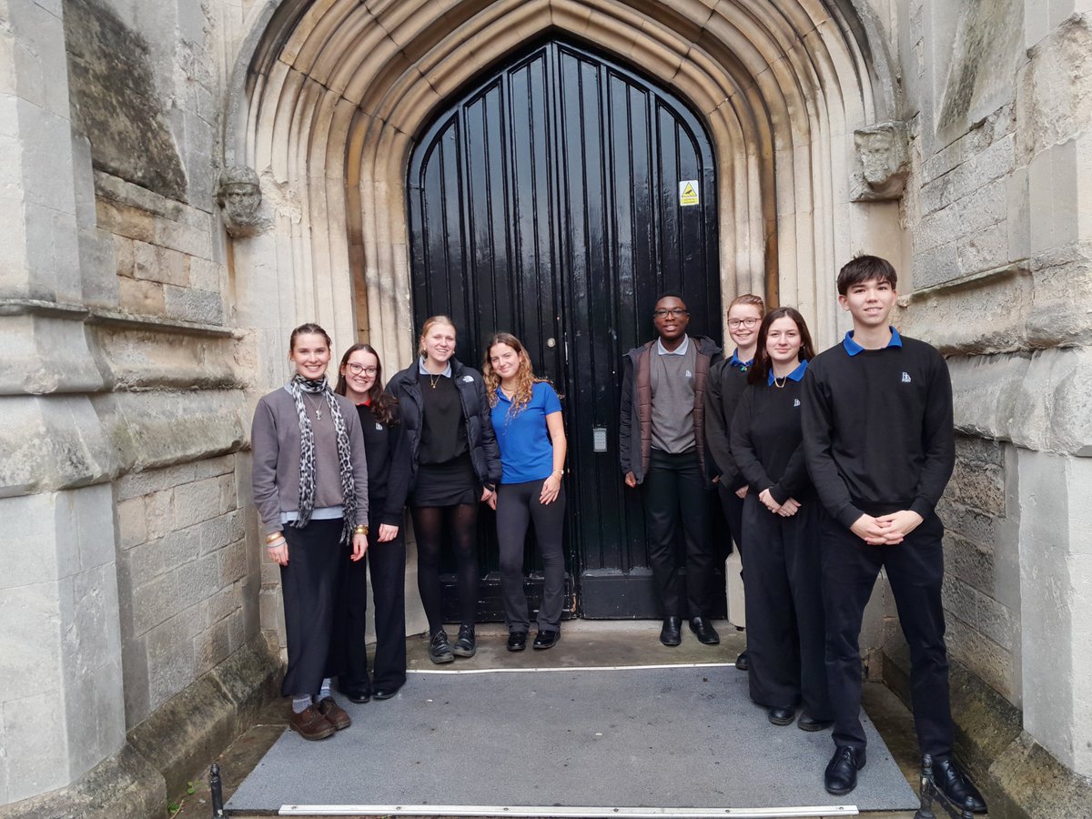BalcarrasM's tweet photo. 8 of our Sixth formers recently took part in the MFL debate competition at Cheltenham College. It was a great opportunity for them and it was impressive to see their confidence in a target language! Well done to them all! 🇫🇷 🇪🇸 https://t.co/FTtZqC0TLv