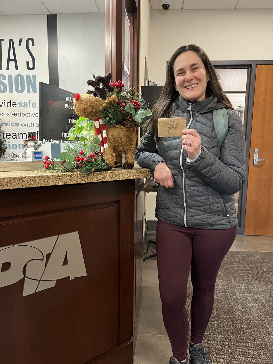 DriveLessRI's tweet image. Meet Anne!   👋  She rides 9x from #SmithfieldRI to her job @BrownUniversity - and she logs every bus ride, walk, and telecommute in the Drive Less RI app. Going green won her a Beans and Buns gift card! Visit DriveLessRI.com to join the challenge.