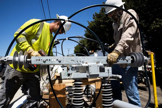 RenewableSearch's tweet image. Via Utility Dive: &quot; Utilities, regulators look to accelerate pilots to achieve speed-to-innovation: Stakeholders say clear cost limits, timelines and parameters for scaling can overcome the inertia of a traditionally… dlvr.it/TPbLVg &quot; #Energy #Utility #Utilities