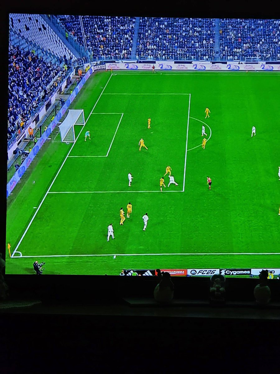 Anche il telecronista s'è accorto, per palese evidenza e lo fa notare, che dalla sala VAR hanno preso, dolosamente, il giocatore sbagliato, affinché #David risultasse in fuorigioco, per annullargli un gol pazzesco.
"Giocatori spariti come Candreva" ha detto...
#JuveUdinese