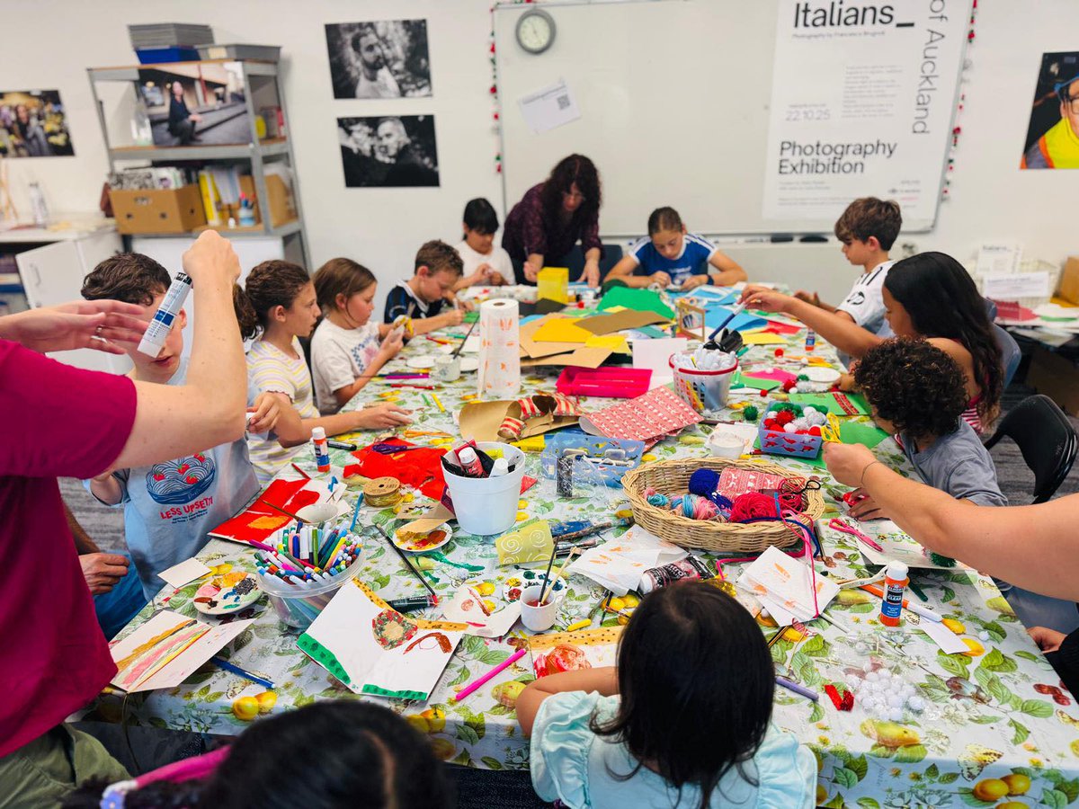 Preparando i bigliettini di Natale alla Dante Auckland!
🎄🎅💫
#danteauckland #danteaucklandbambini #italianiinnuovazelanda <a href="/la_dante/">Società Dante Alighieri</a> <a href="/ItalyinNZ/">Italy in New Zealand</a> #retedante