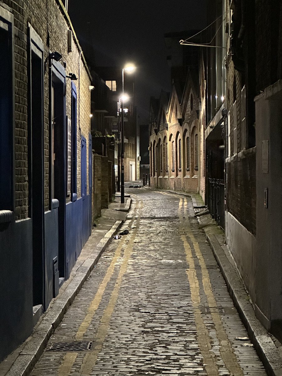 London_W4's tweet image. Back alley in Whitechapel, London. One of my favourite back alleys, in fact. Off the busy main street here, you walk through an archway and seemingly into another world and another time, of cobbled streets and Victorian buildings.
