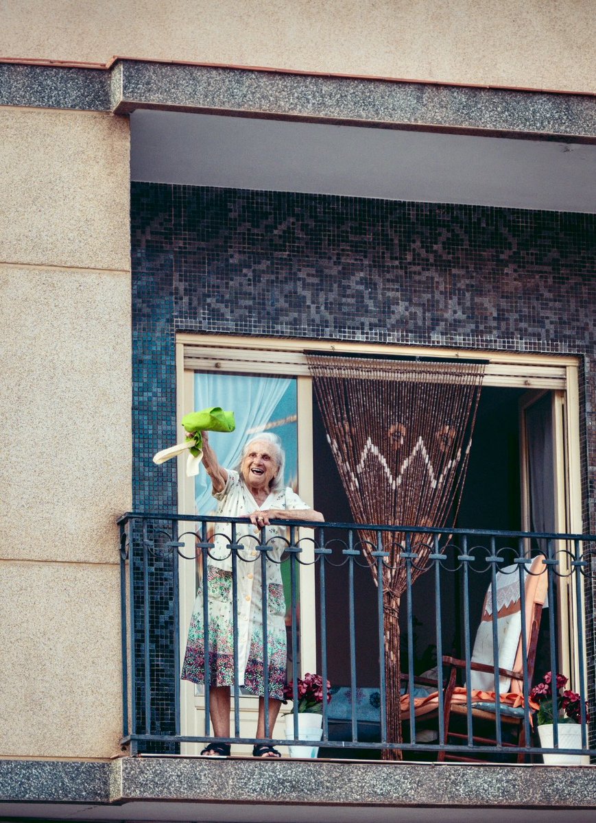 Hoy hace seis meses que íbamos con una rúa por las calles de #Elche, atestadas de gente. Todos felices y unidos por una alegría común. Se celebraba el merecido ascenso del #ElcheCF a Primera División.

¿Con qué imagen os quedáis? ¿Cuáles la primera que os viene a la mente de ese