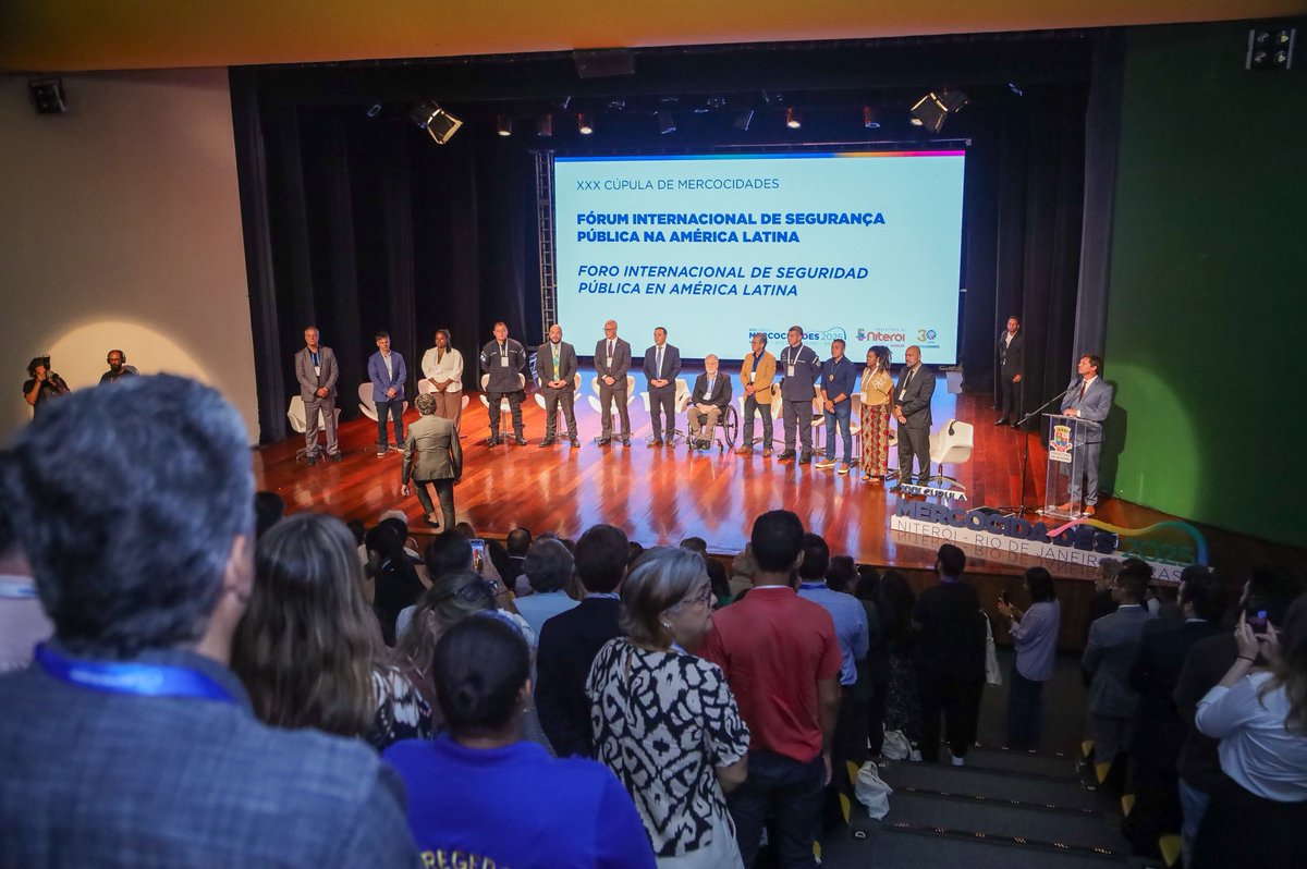 diegocostarelli's tweet photo. Participamos del Foro de Seguridad Pública en la XXX Cumbre de la Red Mercociudades, en Brasil 🇧🇷

Presentamos el modelo de seguridad de Godoy Cruz, reconocido como un caso de éxito en América Latina. Expusimos cómo la inteligencia artificial y el sistema de Alarmas Comunitarias se consolidan como herramientas claves para prevenir, anticipar y actuar.

Con resultados concretos demostramos la capacidad de los gobiernos locales para contribuir a la seguridad ciudadana. Una pieza central es nuestro programa Godoy Cruz + Policía, basado en un esquema de policiamiento por cuadrantes. Diez vehículos de última generación, adquiridos por el Municipio, recorren las zonas más conflictivas en coordinación con la Policía de Mendoza.

El Modelo de Godoy Cruz confirma que la seguridad se construye con tecnología, decisión política, colaboración entre instituciones y participación activa de la comunidad.