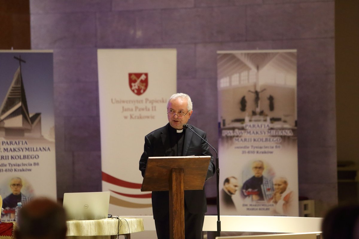 xNecek's tweet photo. Wracając do żądzy władzy: to jest jakoś zakodowane w instynkcie człowieka. Gdyby było inaczej, nie pchałoby się na najwyższe stołki tak wielu. Nie nadają się do zwykłej pracy, ale do rządzenia – ich zdaniem – tak. Stąd mamy władzę, jaką mamy - ks. Józef Tischner https://t.co/1wvOc2tBYt
