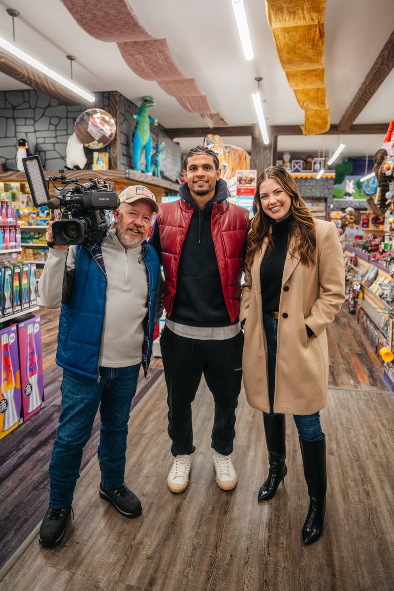 A fun day at King Arthur's Court with <a href="/fccincinnati/">FC Cincinnati</a> 
defender Miles Robinson! 
He's out Christmas shopping for two families through United Way of Greater Cincinnati Adopt-A-Family program 🎄

<a href="/WLWT/">WLWT</a> || <a href="/UnitedWayGC/">United Way of Greater Cincinnati</a>