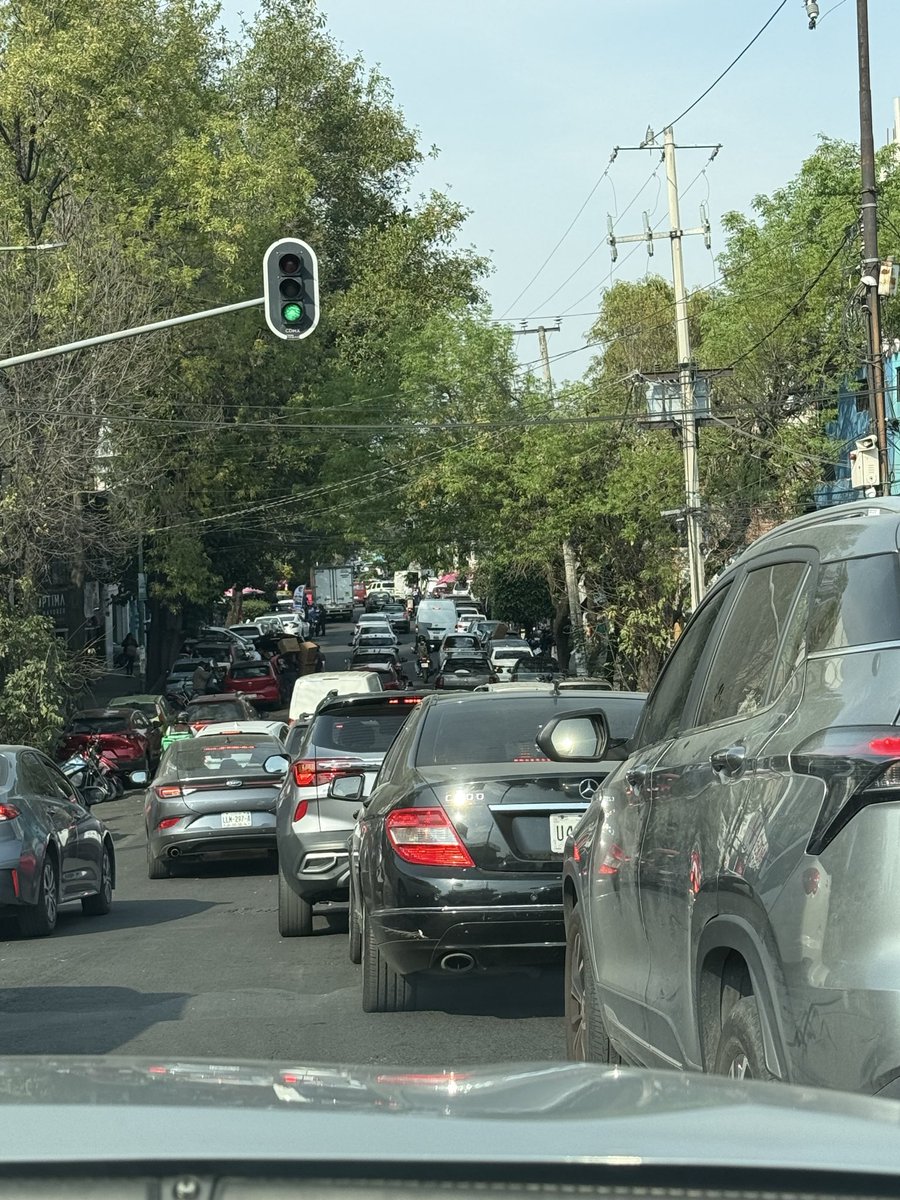 zevada12's tweet photo. @AlcCuauhtemocMx ni un solo tránsito en colonia algarin caos en Isabela católica carros en doble fila. https://t.co/NRqOqZ5sK0