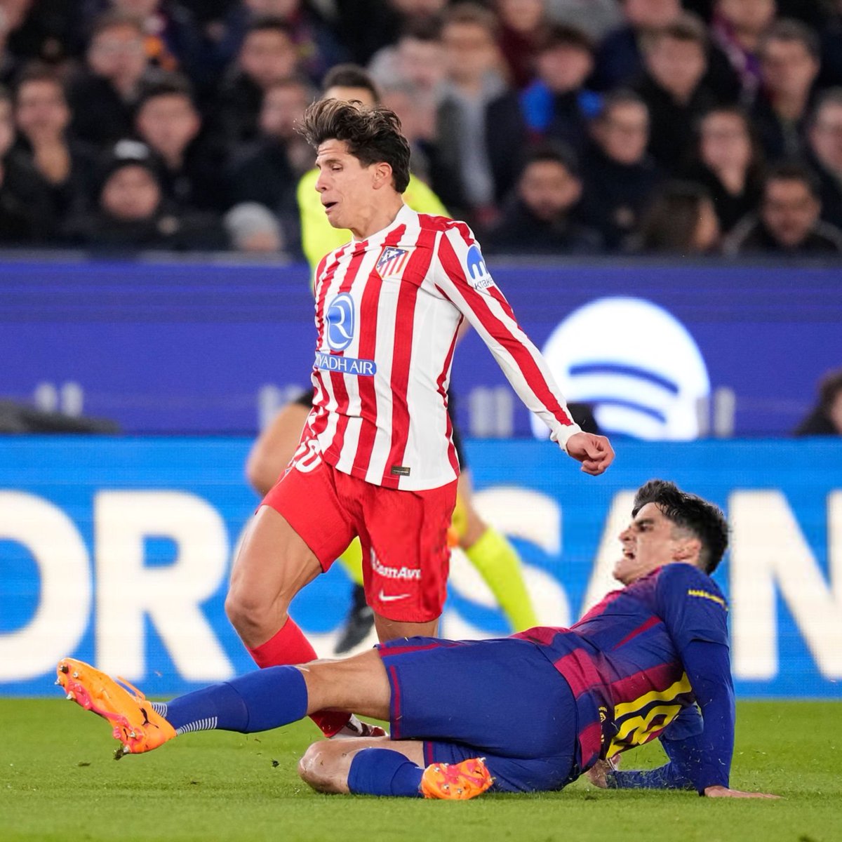 atletiuniverse's tweet image. Was it a handball? Was it a red card? 👇