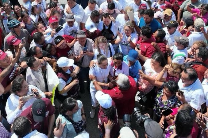 veronicacamino's tweet photo. ¿Con quién está la gran mayoría del Pueblo de #México y #Yucatán? 🇲🇽

#SiempreContigoPresidenta @Claudiashein  🫶🏻

Seguiremos construyendo y defendiendo, la #Transformación, el #HumanismoMexicano y la #ProsperidadCompartida 🙌🏻

@PartidoMorenaMx @MorenaSenadores https://t.co/HYGpQDRZRe
