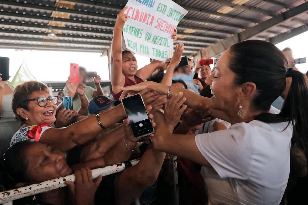 veronicacamino's tweet photo. ¿Con quién está la gran mayoría del Pueblo de #México y #Yucatán? 🇲🇽

#SiempreContigoPresidenta @Claudiashein  🫶🏻

Seguiremos construyendo y defendiendo, la #Transformación, el #HumanismoMexicano y la #ProsperidadCompartida 🙌🏻

@PartidoMorenaMx @MorenaSenadores https://t.co/HYGpQDRZRe