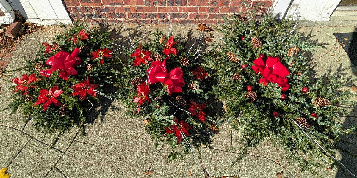 MainStFloristSR's tweet photo. Grave sprays and wreaths are now available. Please call or stop in to place your order. We deliver to all local cemeteries. https://t.co/VRqJPHIfXG