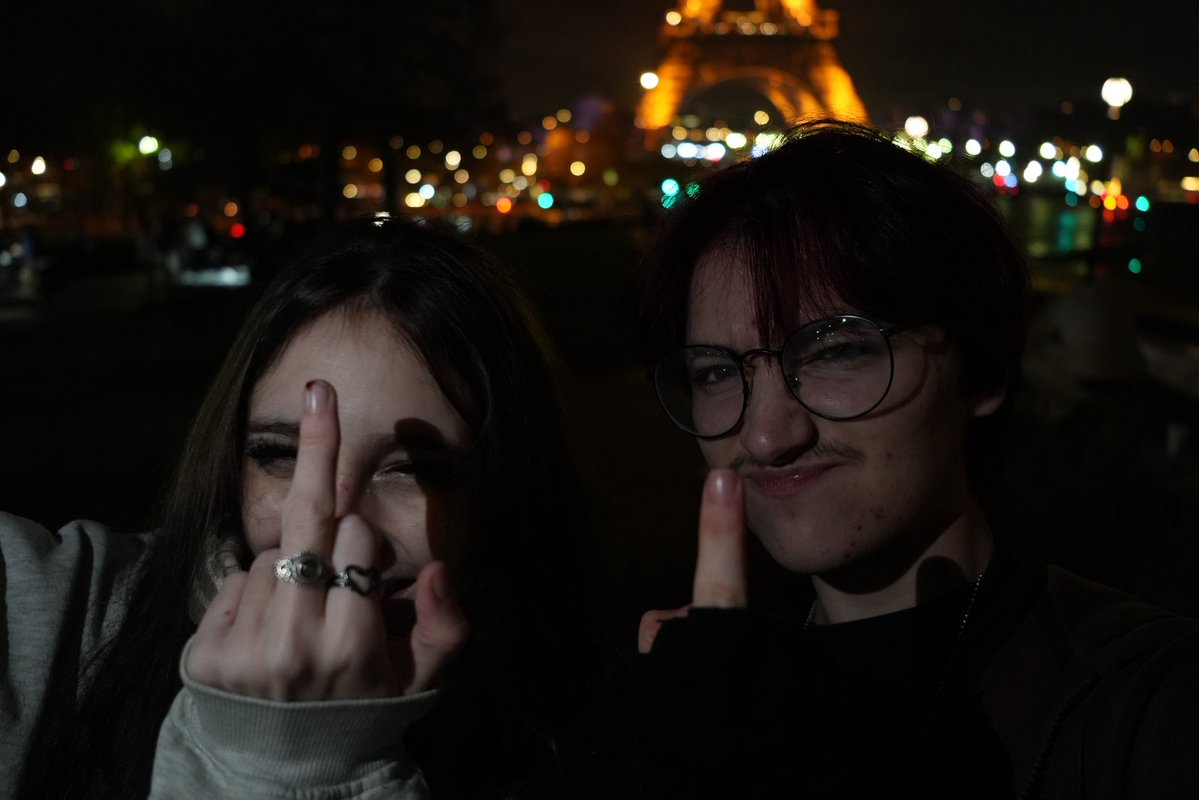 bestie and me tourist vibe