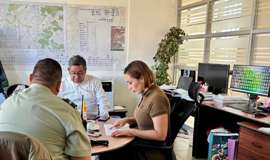 CarabBioBio's tweet image. Carabineros de la 2ª Comisaría de #Concepción coordina con personal del Strip Center Lomas de San Andrés, la implementación de estrategias conjuntas para prevenir y combatir la comisión de delitos en el sector, fortaleciendo así la seguridad y el orden público en la zona.