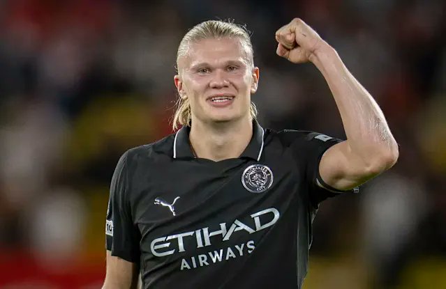 TouchlineX's tweet image. 🚨 𝗕𝗥𝗘𝗔𝗞𝗜𝗡𝗚: Erling Haaland has just been caught offside in an away Premier League game for the first time in over 2 years. 

The last time was in August 2023.