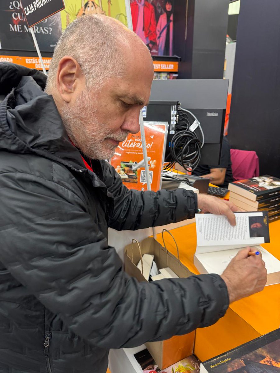 G_Arriaga's tweet photo. Dejé libros firmados en el módulo de @penguinlibrosmx en la FIL Guadalajara https://t.co/MgfwRJuE0F