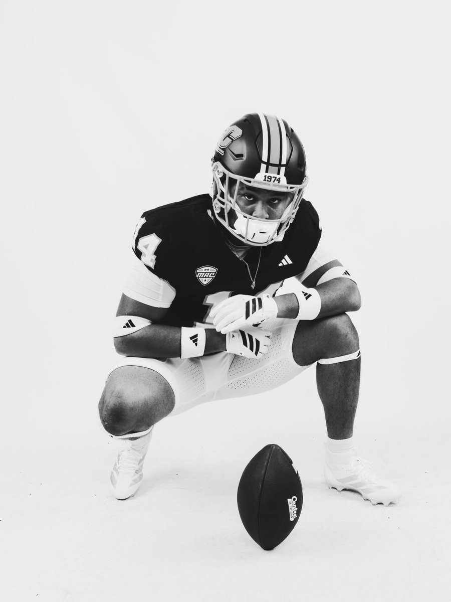 iamdeebo__'s tweet photo. I will be signing with @CMU_Football tmr morning at 11:30 am at Chaffey College‼️
#AGTG #FireUpChips 

@1CoachTee @CoachTeaD @CoachBenBuys @Daniel6RC @CoachSeanCronin @CoachSakk @abiiicox @sierracblack @coachopfer 
@JUCOFFrenzy @JUCOTopTalent https://t.co/sS1gOKT7ri