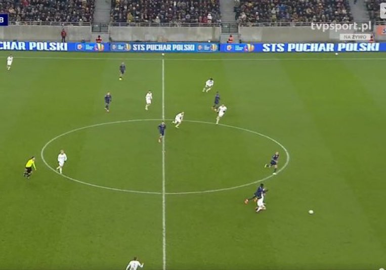 Grosicki i Juwara potencjalnie idą dwóch na jednego z bramkarzem. 

Nie rozumiem, jakim cudem nie było tu czerwonej kartki dla Visusa. #POGWIZ