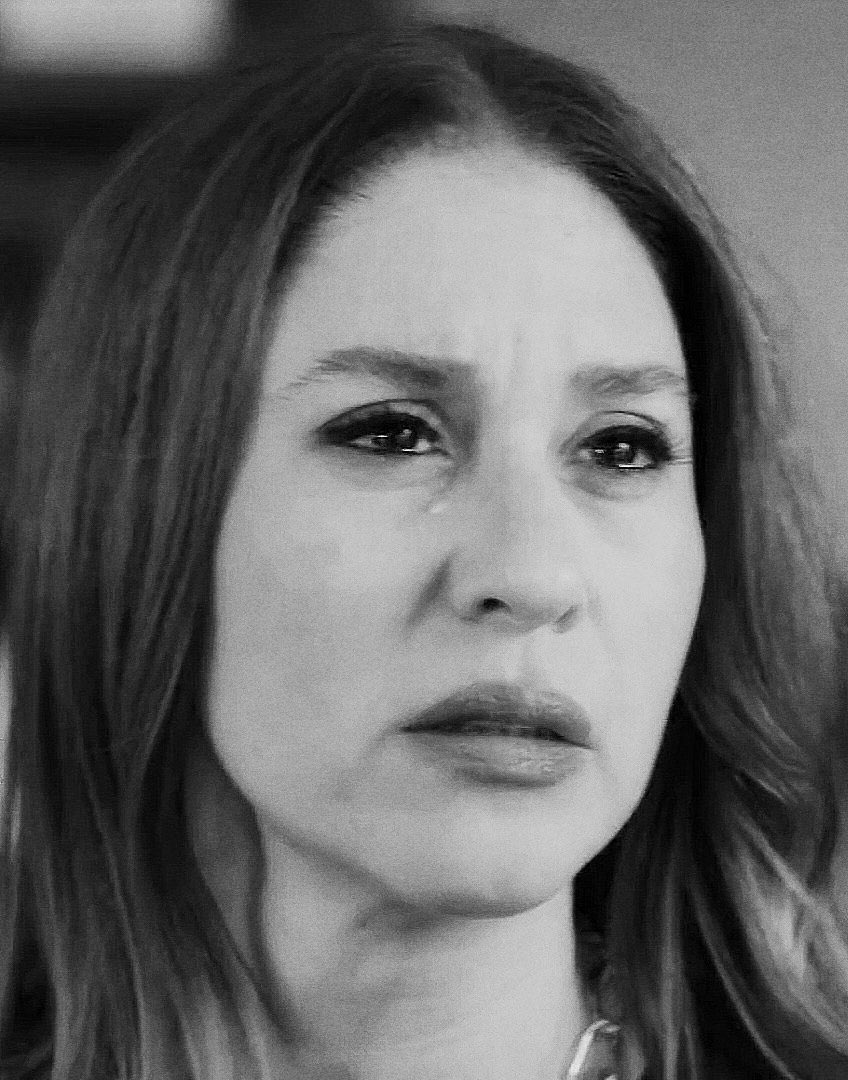 Gülünce ışık saçan o gözler yaşla doldu  💔
#KızılcıkŞerbeti #KıvMer