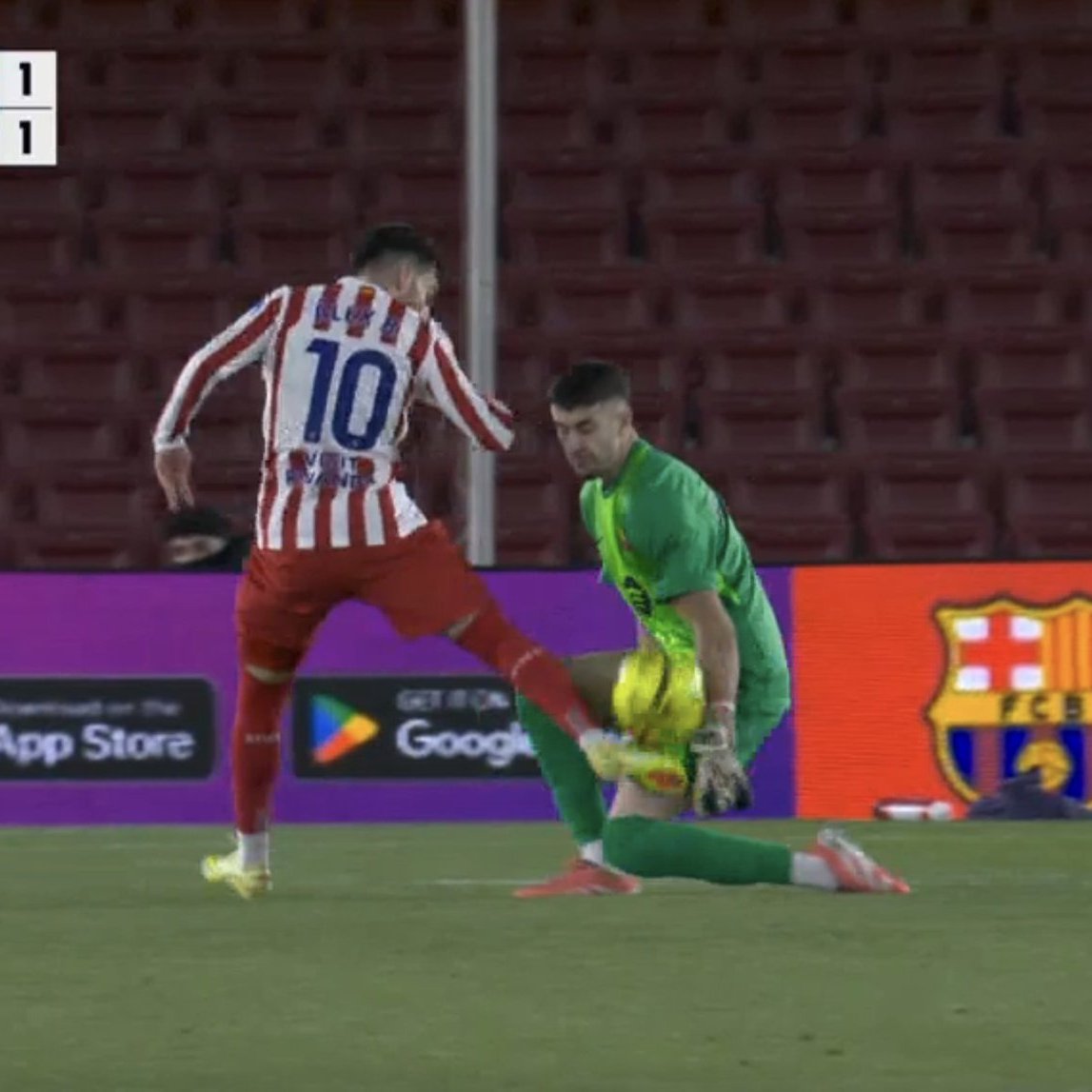 atletiuniverse's tweet image. Was it a handball? Was it a red card? 👇