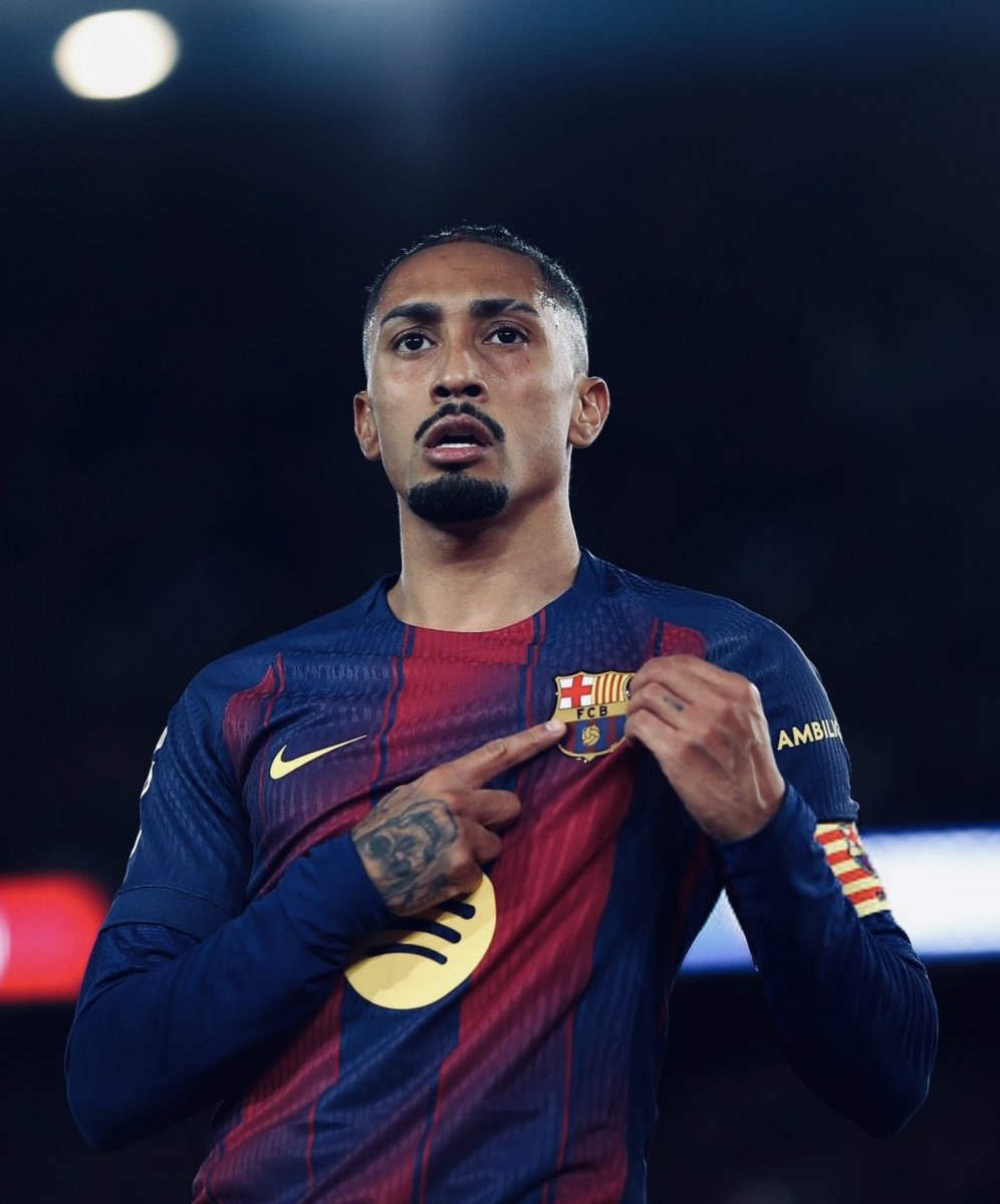 barcapassionat's tweet image. Raphinha il permute, presse, encourage ses coéquipiers sur tous leurs ratés et essaie de réveiller le stade à chaque temps mort. Il joue ailier, milieu offensif, assistante sociale et Grada d’Animació.

Du capitaine qui capitane.