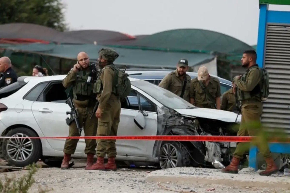 IlkhaAgency's tweet photo. Palestinian driver carries out ramming operation against Israeli troops in occupied Hebron #Palestine #Hebron #AlKhalil #ramming
https://t.co/nRMaLpv1so https://t.co/HOI2KZSPVI