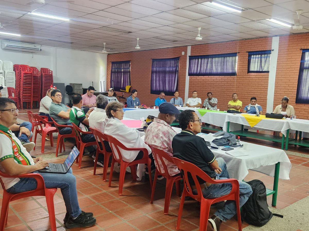 SindicatoSES's tweet image. Encuentro de Salud con delegad@s y Veedor@s de la Provincia de Yariguíes, con el fin de revisar el servicio médico asistencial y prestacional en cada municipio para seguir fortaleciendo la implementación del Acuerdo 003. Se realizó visita a la sede de Fafos en Barrancabermeja.