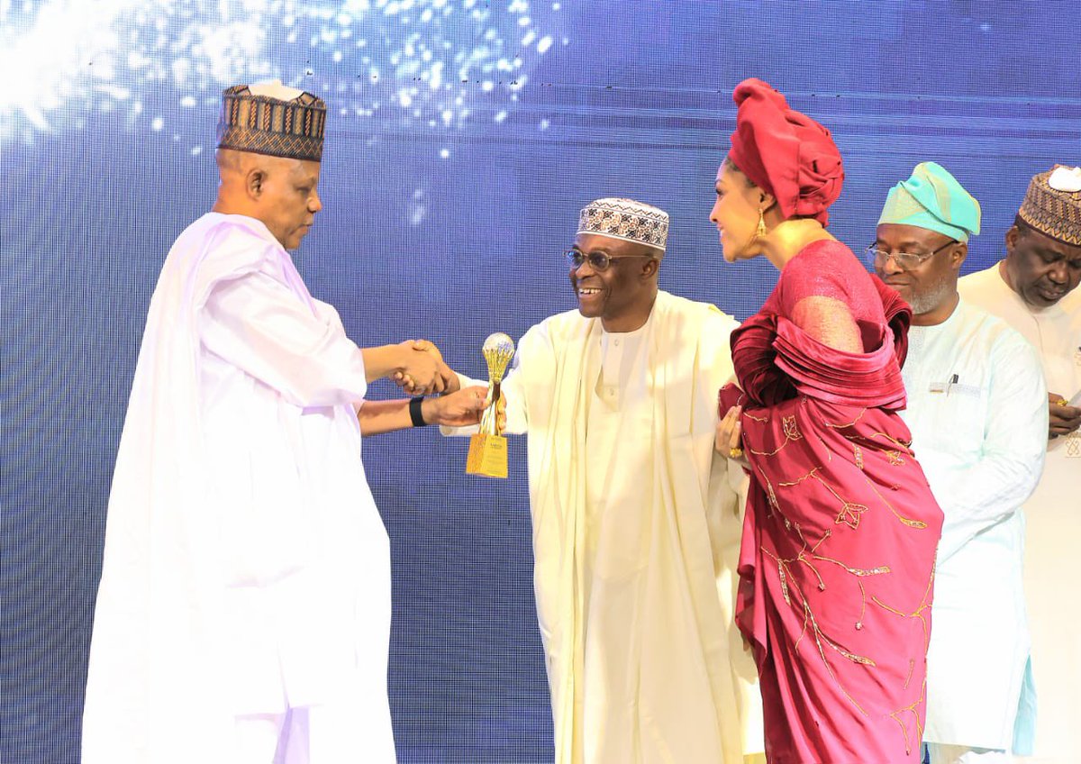 nigerianports's tweet image. VP Kashim Shettima Presents Dr. Dantsoho with the Leadership In Action Award at the PEBEC Gala Awards Ceremony

In an effort to boost efficiency at the seaports, the Presidential Enabling Business Environment Council (PEBEC) set up a Ports &amp;amp; Customs Efficiency Committee to…
