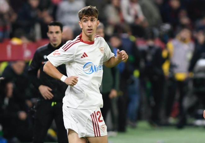 هذا اللاعب لازم ياخذ فرصته

جناح أيمن رهيب موهبة شابة، سييرا قدم يسرى قوية من الطراز الرفيع
قدم دقائق ممتازة قدام بيتيس وكان فعال وقدم ما لم يقدمه ايجوكي في كل المباراة