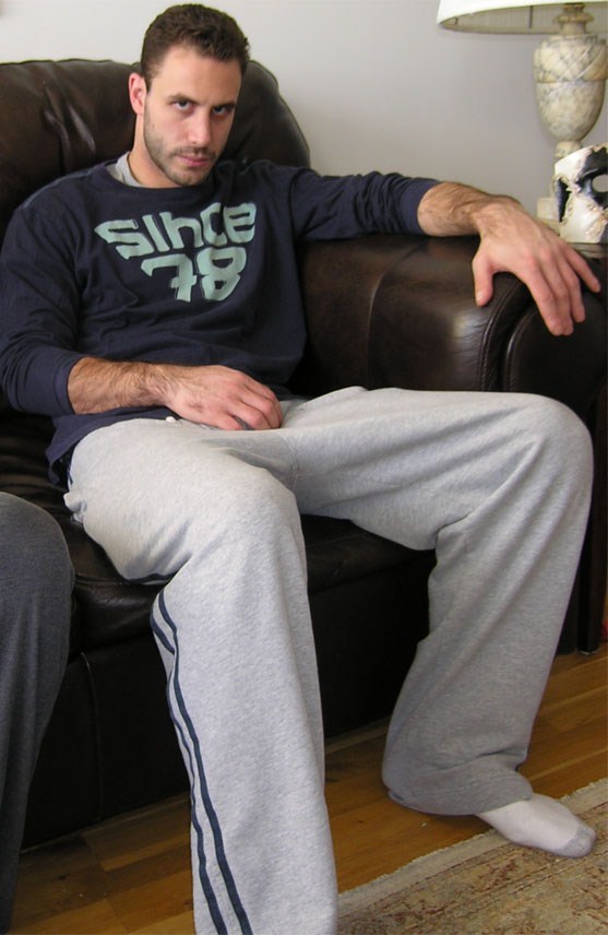 Zas... Tu compa a punto de romperte la madre porque dijiste que le apestan las 👣🧦👟🧀...

-A ver vuélveme a dercir que me apestan las patas... (Pinche culero se hace el ofendido pero al chile si huele culero a 👣 🧀 👟 🧦)

Puff putos cabrones que huelen a queso una delicia...