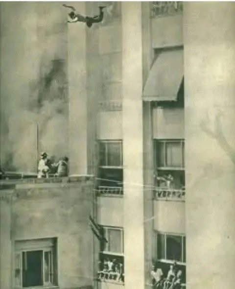 O salto que não era para a vida — mas foi.

O incêndio do Edifício Astória – 1963

Na imagem, vemos um dos momentos mais dramáticos do terrível incêndio do Edifício Astória, que ocorreu em 28 de junho de 1963, no Rio de Janeiro. A fotografia captura o instante em que um salto que