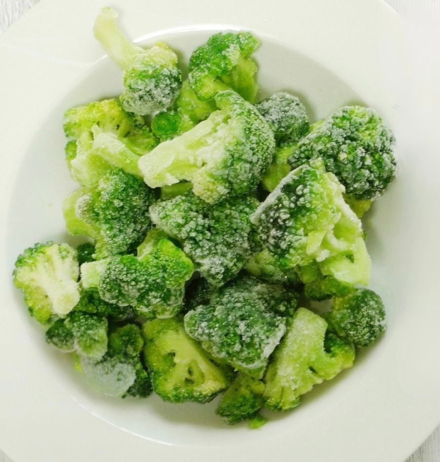 「冷凍ブロッコリー便利なんだけど、解凍するとべちゃっとして美味しくない…」それ解決できます。知り合いの農家さんに教えてもらったんだけど、「フライパン+水」でカンタンにできちゃいました。さらにおいしくなっちゃう「だし解凍」も教えてもらったからシェアします↓