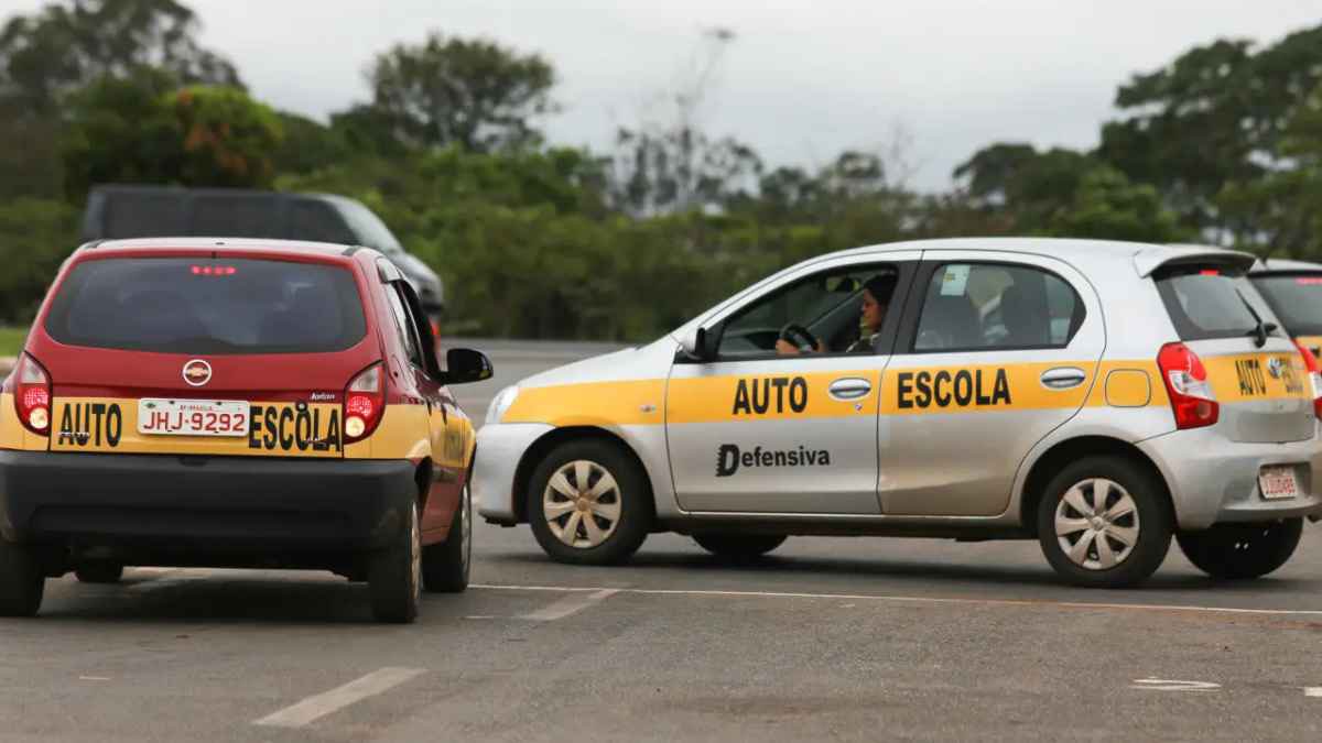 informediniz's tweet photo. Autoescola não ensina a dirigir, ensina a passar na prova prática do Detran. Parabéns pelo fim da obrigatoriedade da autoescola — agora quem realmente quer aprender a dirigir terá liberdade e escolha.” https://t.co/PB5MbP3zSn