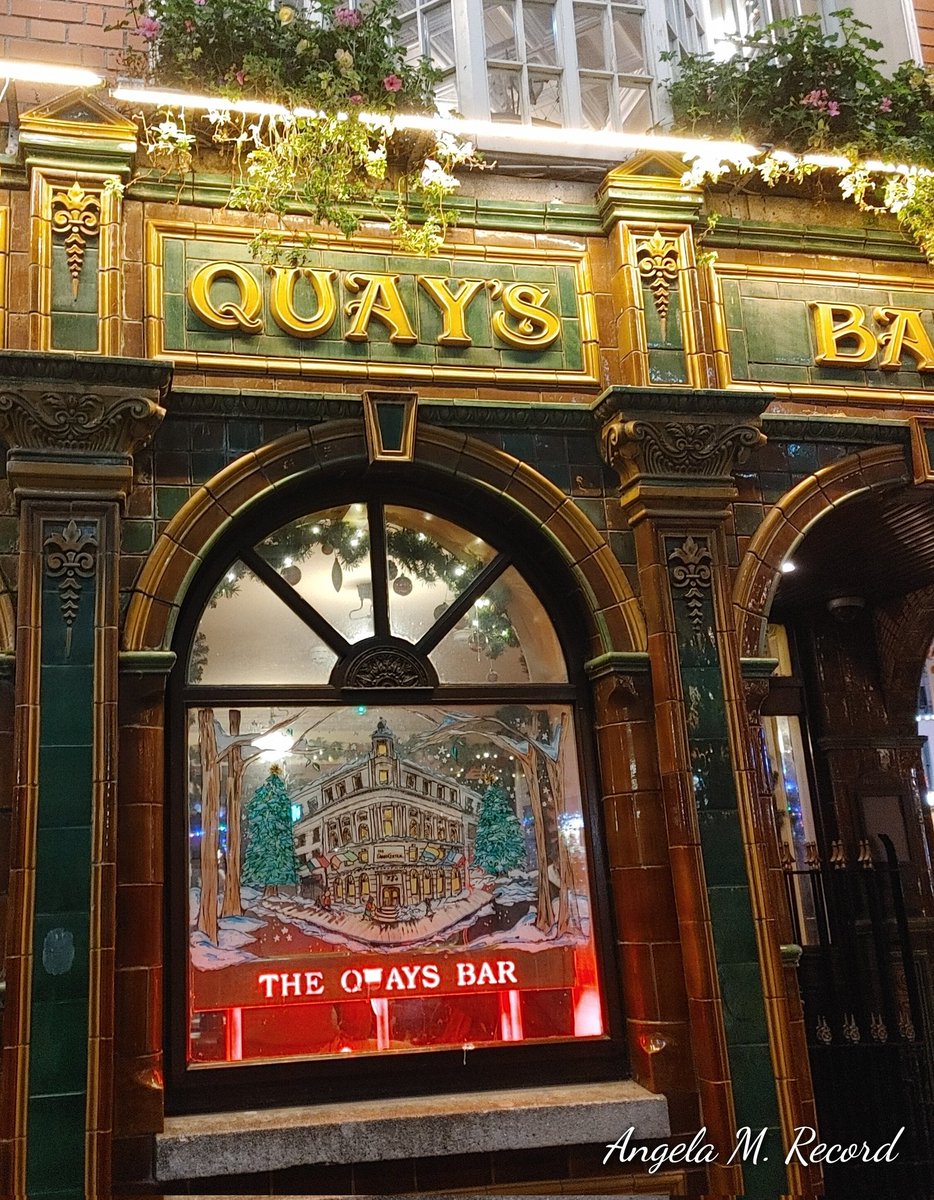 AngelaMRecord's tweet image. Beautiful windows at The Quay&apos;s pub in #Dublin
#AlphabetChallenge #WeekWforWindows