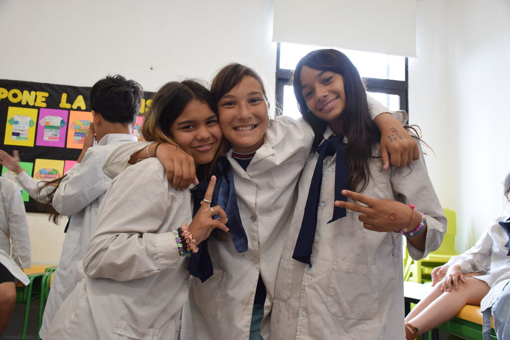 En el marco del proyecto “Dejamos Huella”, de <a href="/Pelotaalmedio/">Pelota al Medio</a>, orientado a estudiantes de 6º año para mejorar la convivencia escolar, los alumnos de la Escuela N° 53 ganaron con su trabajo: “En la 53, jugando construimos convivencia.”

🌐 Nota: dgeip.edu.uy/prensa/5384-es…