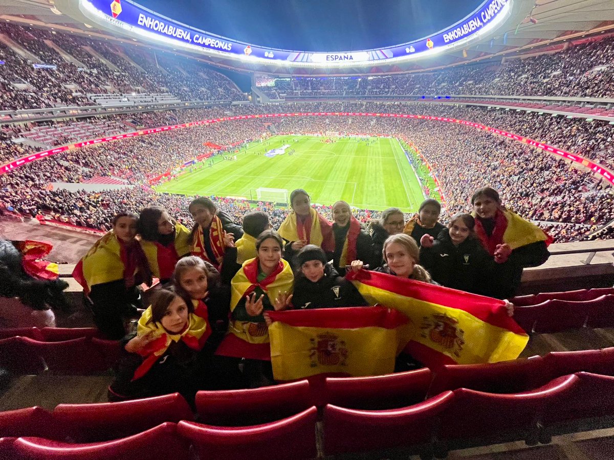👏 La selección absoluta Femenina se ha proclamado Campeona de la Nations League

🤍💚 Una amplia representación de la Escuela ha tenido la oportunidad de animar y disfrutar de la gran final

🤝 Gracias a la <a href="/RFFM_oficial/">RFFM</a> por la invitación y Enhorabuena a 🇪🇸

#SoydelaEscuela