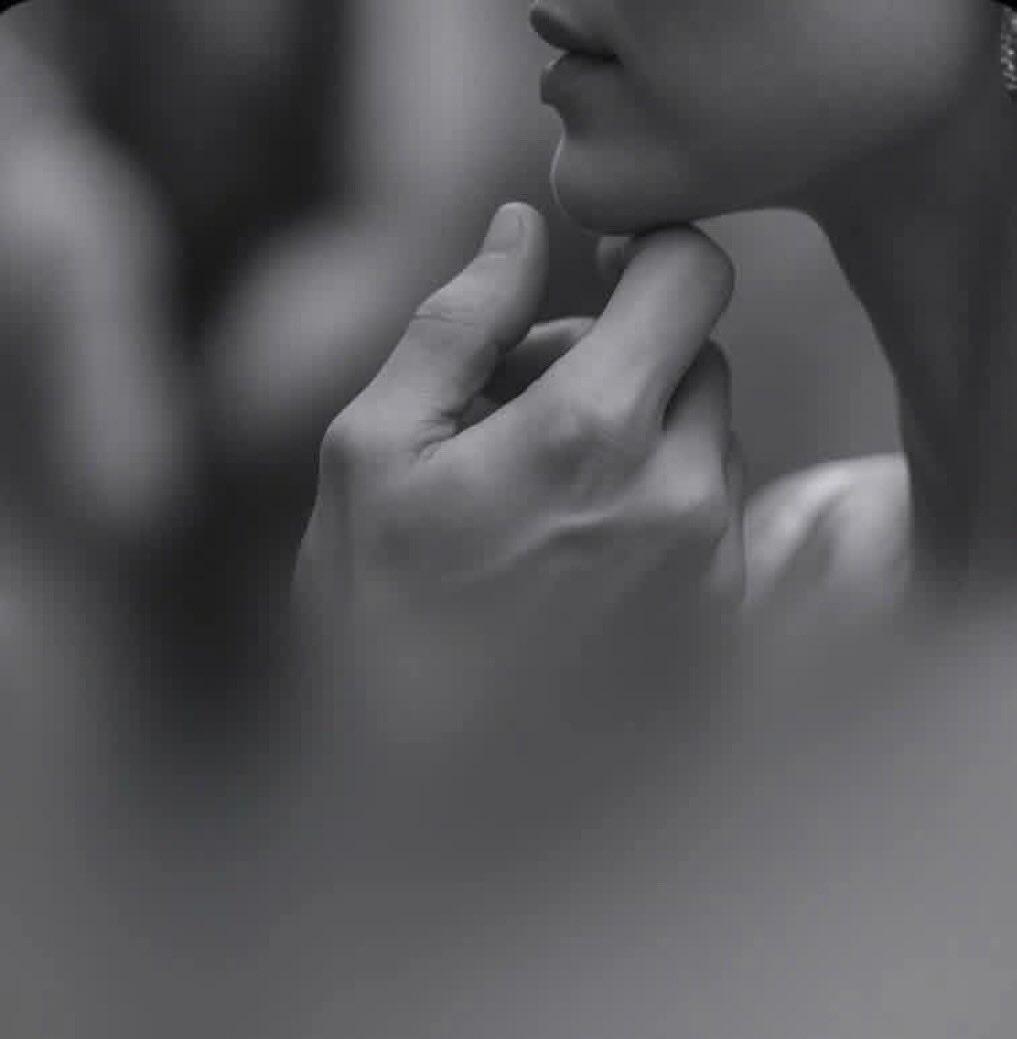 لي متى وأنا مخلّي الشوق خافي
قصّتي وياك ما أعرف أبتديها
قول: أحبّك. قولها والصوت دافي،
صوتك اللي كل لذّة يحتويها