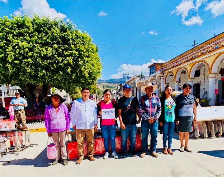 IEEPOGobOax's tweet photo. En San Juan Mixtepec, Juxtlahuaca, cumpliendo el compromiso del gdor. @salomonj y resultado del trabajo conjunto con el magisterio 16 escuelas de nivel básico recibieron mobiliario. A nombre del dir. gral. del IEEPO @EMILIOMONTEROP acudió el del. regional, Juan López.
#QueSiga https://t.co/EfdsP2miku