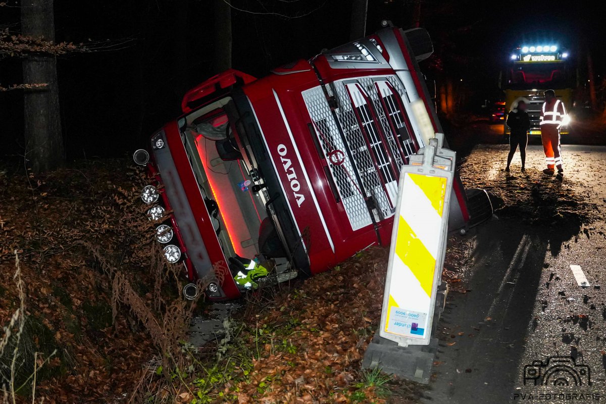 Vrachtwagen met 33.000 liter melk gekanteld in Voorst