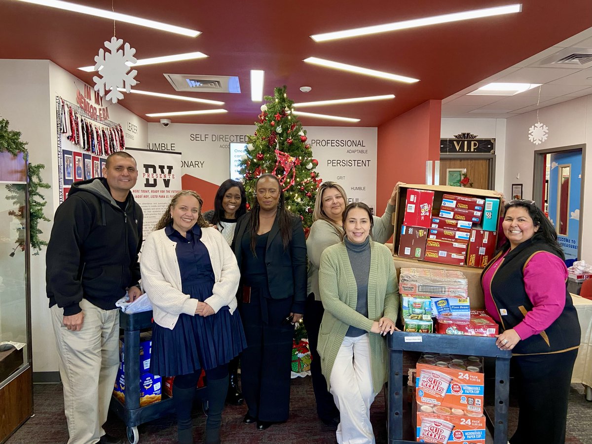 DVISD_DVHS's tweet photo. 🎄✨ Christmas came early for the DV Food Pantry! Huge THANK YOU to the BCBS Team for donating non-perishables, fresh produce &amp; lots of love. 💙

Our Blue Treasure partners came through to help meet community needs — we’re so grateful! 🙌 https://t.co/80pMaNi8kU